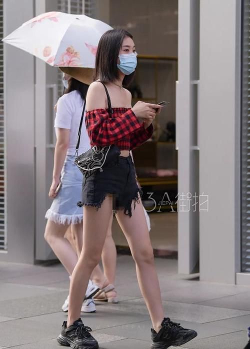 街拍：美女紧致修身的穿搭给人一种绝对的力量感，干练有型