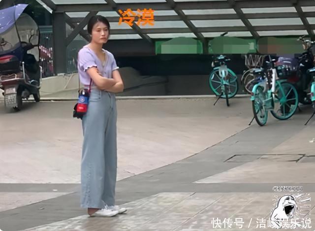 “倔强母子”走红，大街上相隔3米僵持不下，谁都不服谁