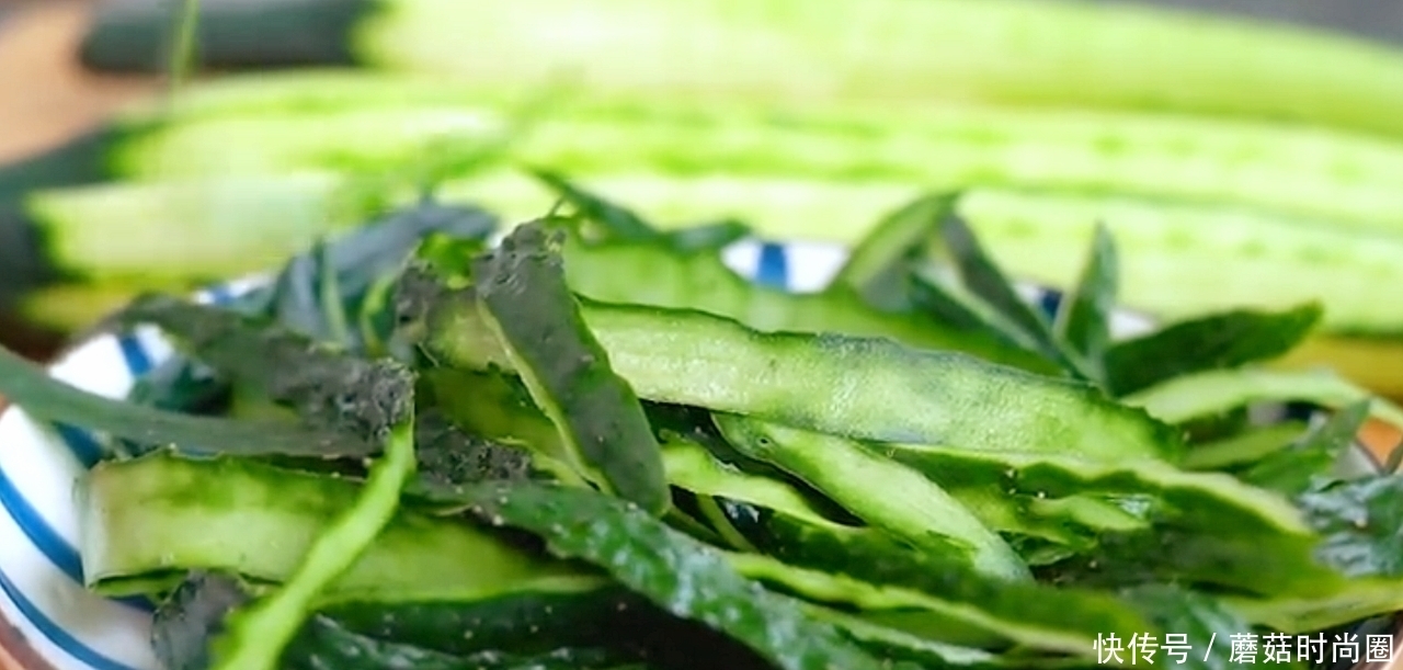 黄瓜皮不要扔了,教你做解腻凉粉,过年必备,Q弹爽滑又劲道