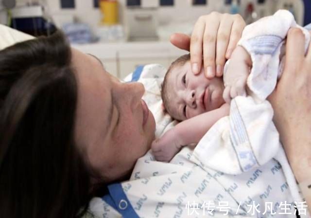 发育|宝宝出生就有牙齿?妈妈炫耀孩子发育早,医生却直言道:高兴太早