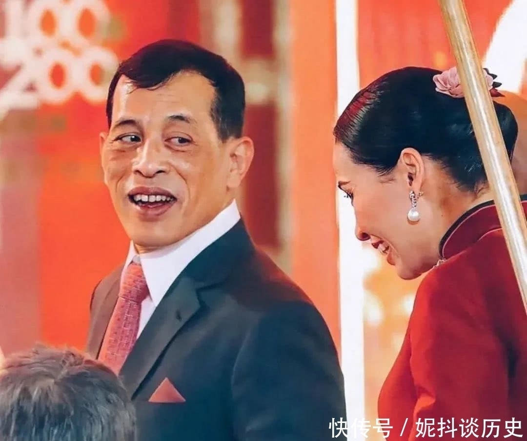 苏提达首饰盒再添一枚新戒指,虽然没有西拉米奢华,但满脸幸福