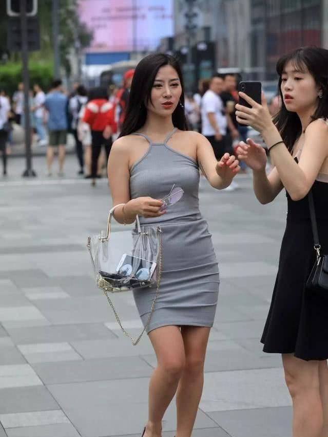街拍美女同样是闺蜜,为什么左边那个更受偏袒呢