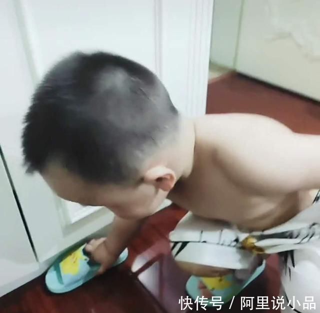 男子气概|妈妈睡觉遇蟑螂，喊宝宝前来“护驾”，看到宝宝手中物品妈妈笑翻