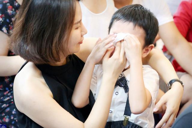 家长们|男孩问“我被打了可以还手吗”,妈妈的回答显出智商,值得你学习