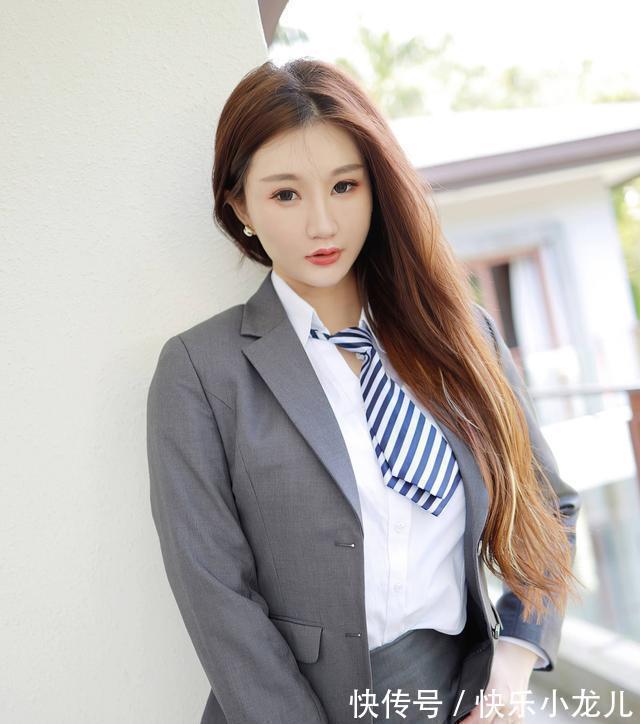 丝袜 灰色套装搭配黑色丝袜高跟鞋,精致干练,绽放女性魅力