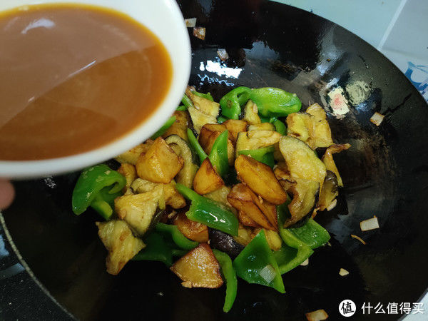 绝配|土豆的绝配,这样做咸鲜回甜特下饭,好吃到喝汤