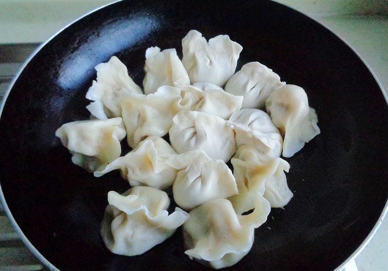 我家冬天早餐,鸡蛋煎饺配豆浆,十几分钟搞定,好吃又暖和