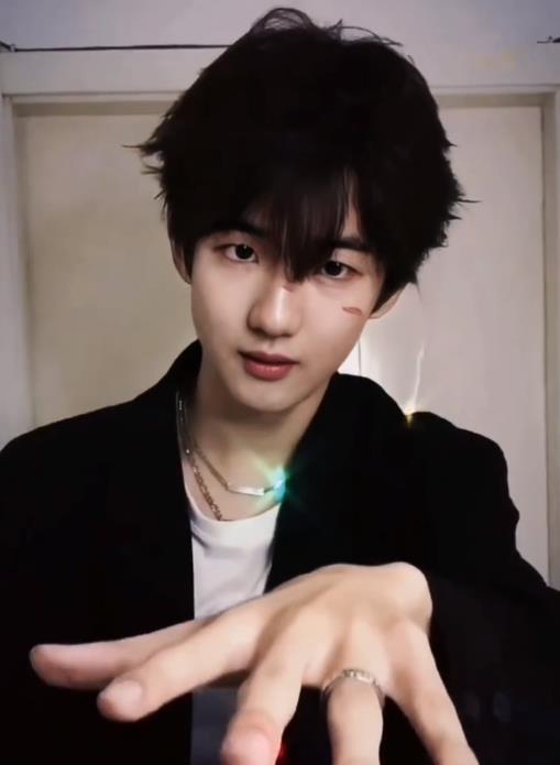 娘炮|“吃个桃桃”之后,风小逸cos“狼少年”,网友:去做手术吧