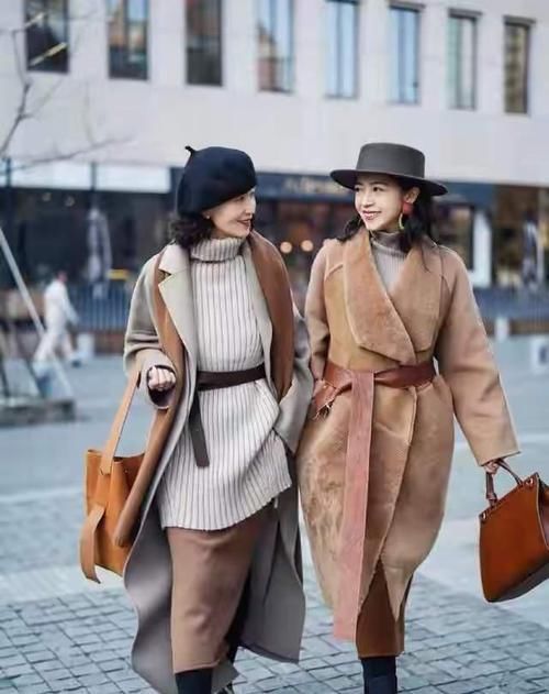 ?中年女性如何把“大衣”穿洋气？学三木妈这样穿，年轻显高级