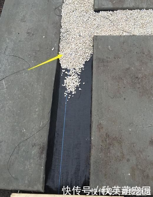 院子|院子不打水泥,铺20个木方格现浇混凝土,变现代庭院果然好看多了