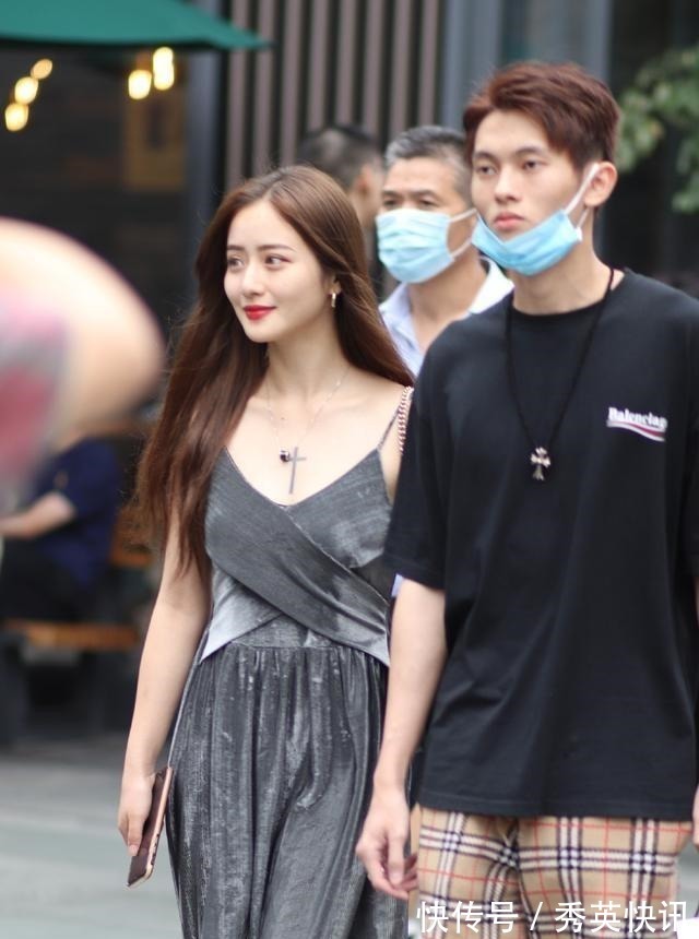 绸缎类 美女选择裙装搭配,让你享受清新,轻松展现自信大方之美!