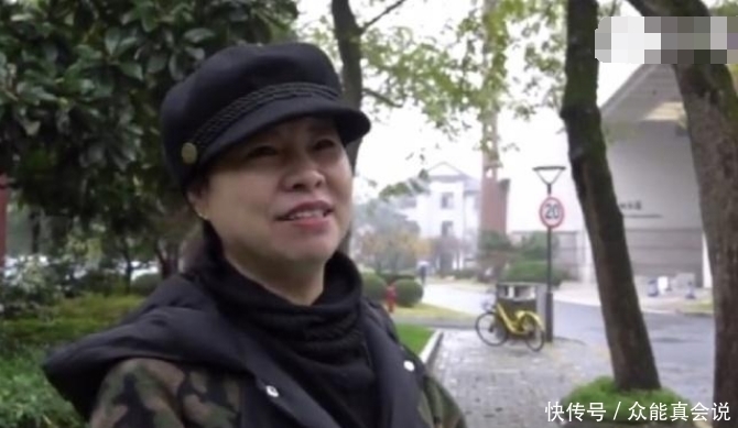 儿子考研妈妈却在雨中守候，妈妈：他有女朋友，不需要我陪！