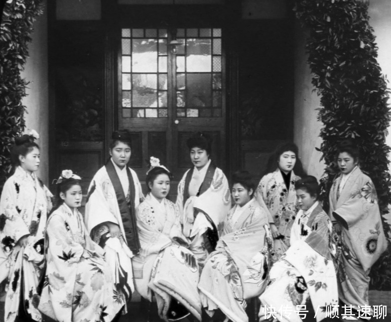端庄|老照片:100多年前的日本艺妓,美艳端庄,如今已成夕阳产业!