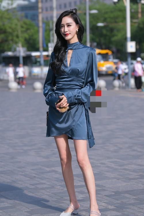 美艳精致的美女,蓝色真丝连衣裙,凸显高贵气质