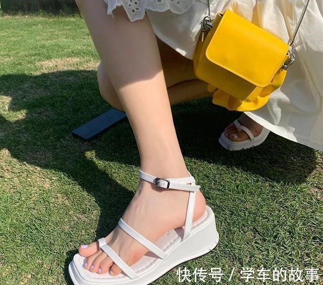 脚背 是时候穿凉鞋了!今年流行这几款,清凉显脚小!
