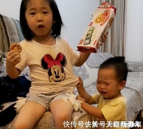 姐姐|弟弟哭闹要饼干,姐姐吼一声弟弟立马认怂,网友:教育弟弟要趁早