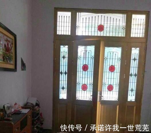 8年赚了30万,回乡下盖了个小别墅,装好后朋友却说很土气