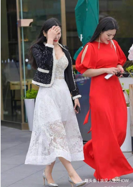 高跟鞋 白色蕾丝连衣裙搭配黑色白色斑点外套,轻薄透气,层次感十足