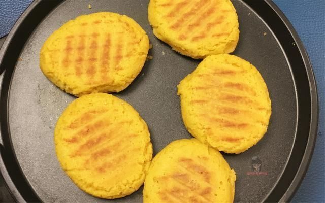 一点白面也不掺,这才是正宗玉米面贴饼子,外壳焦脆太好吃了