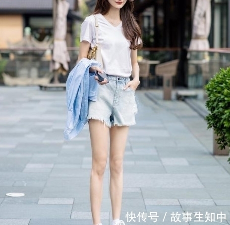 鲜黄色上衣,衣摆打蝴蝶结,搭配牛仔热裤,仿佛重回25岁