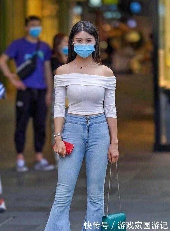 美女 美女穿一字肩搭紧身牛仔裤,展现性感时尚魅力!