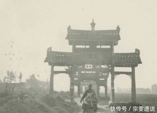 上立|晚清老照片:道路上立了一排贞节牌坊,都是妇女的血泪