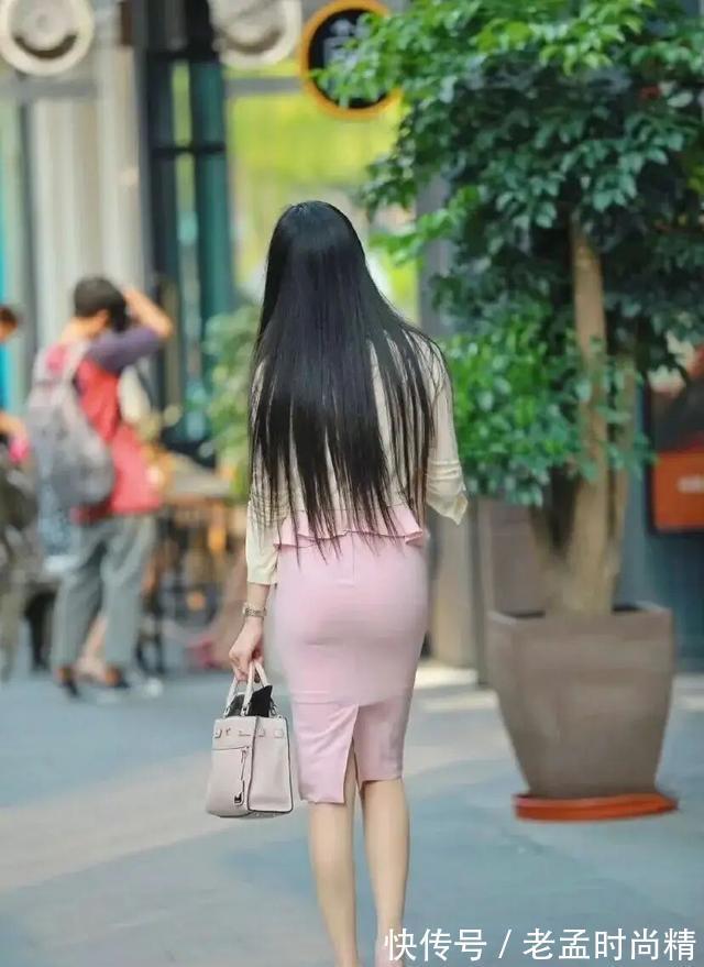 美女|腿型修长的连衣裙美女,不装嫩不显老,简约休闲