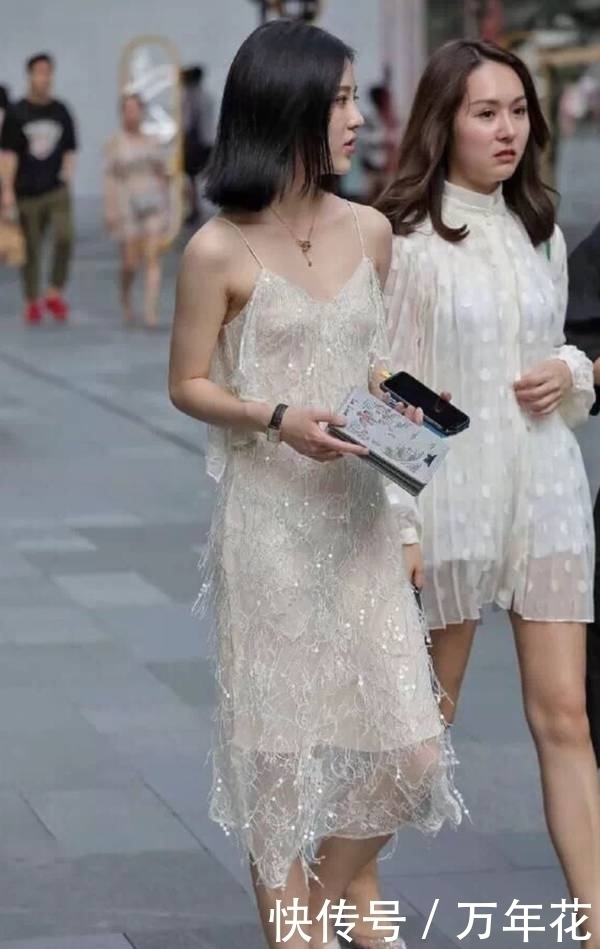 吊带裙|时尚街拍:短发美女穿薄纱吊带裙,有亮点不止一处!