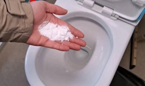赶紧撒一点它冲一冲马桶，黄渍、尿渍立马消失，赶紧告诉家里人