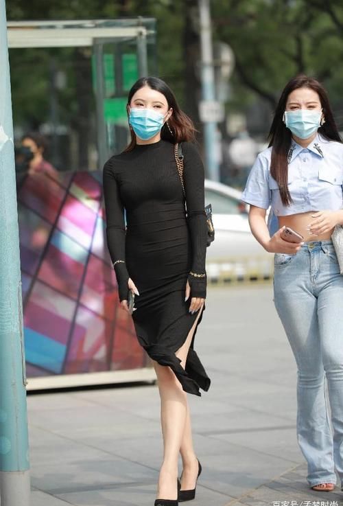 黑色连衣裙搭配高跟鞋，彰显气质女性魅力，展现优美曲线和大长腿