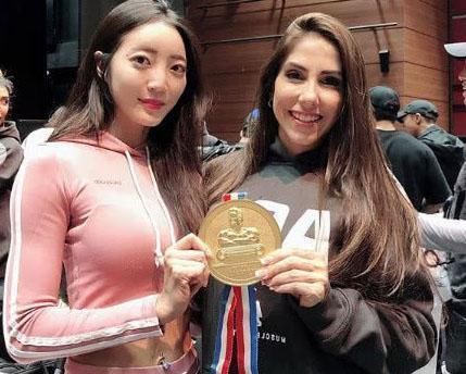 女人|她13岁时曾把男孩打哭, 健身7年看似强壮, 实际女人魅力十足!