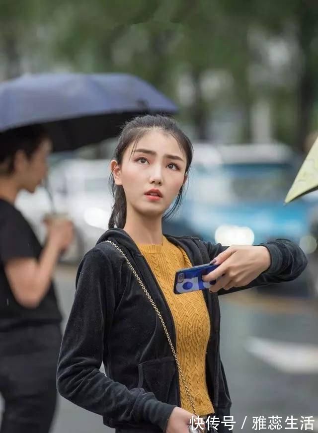 小姐姐|路人街拍,姑娘穿浅蓝色牛仔裤搭配白色背心,衬托出优美曲线