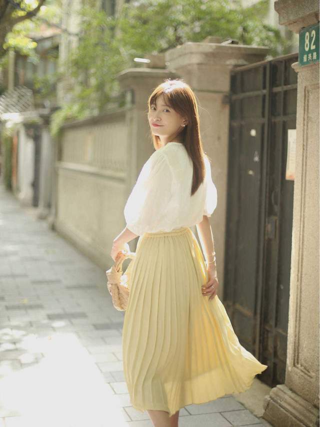白色衬衫|小个子女生这样穿搭显高显瘦,白色衬衫搭配百褶裙温柔优雅,真美