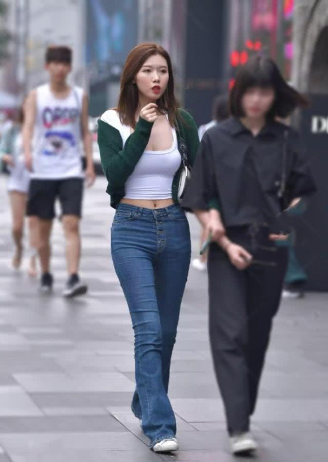 街拍休闲百搭的牛仔裤,你值得拥有一件吧