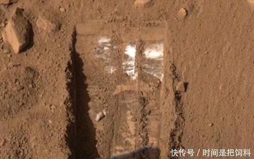 凤凰号 它飞跃6亿千米, 来到火星的北极, 一铲下去, 为科学家带来惊喜!