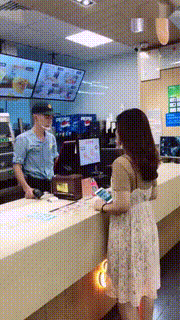 |搞笑GIF:妹子,我就想看看你怎么出来!