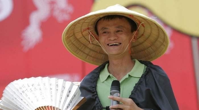 十八罗汉|老外2000磅的沐浴炸弹推入泳池,三秒后,场面有些失控!