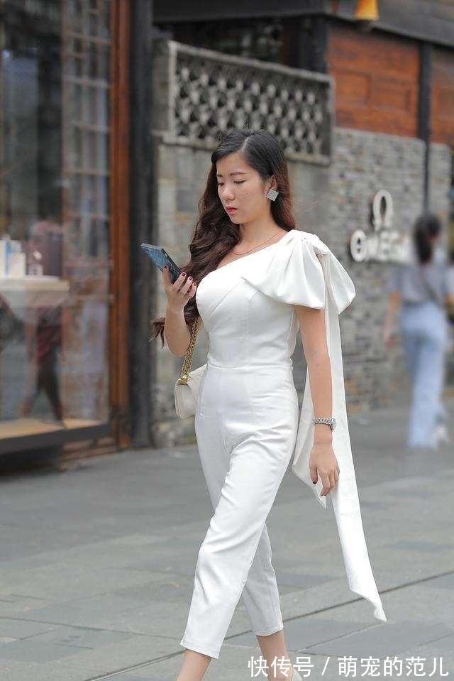 时尚度 白色宽松上衣搭配绿色打底裤,不会显得沉闷,会有高级时尚的感觉!