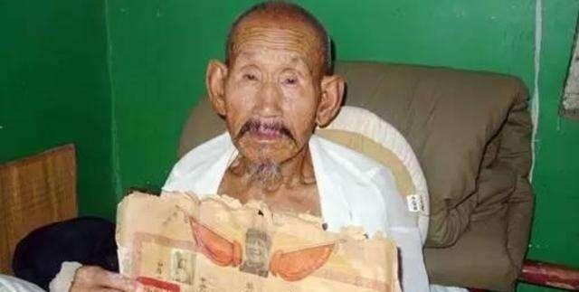 真实|老兵隐姓埋名60年,在遗物中发现张“破纸”,才暴露出真实身份