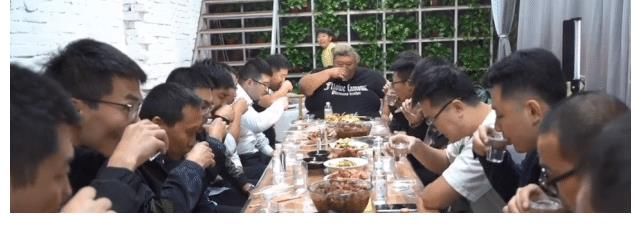 一頓飯一瓶甜面醬？600斤胖猴仔做飯太豪爽，網友喊話：悠著點吧