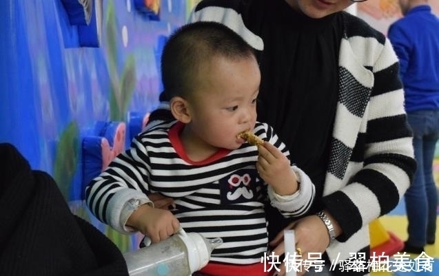 积食|吃一餐等同于10瓶罐头的“毒晚餐”,若娃经常吃,易积食变矮个