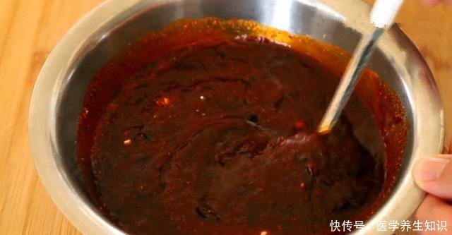 烧烤店开不下去，改门口摆地摊，一晚卖300罐，老板比卖烤串强