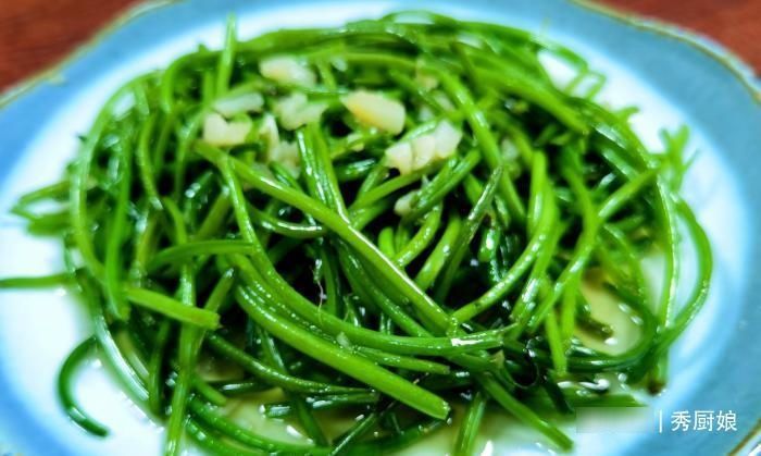 此菜营养极高，很多人只吃叶子，其实茎才是宝贝，不懂吃太可惜了