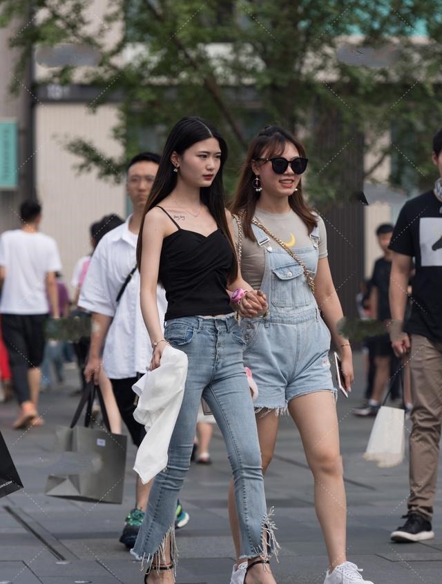 风范 两个女孩的气质不同,穿衣款式也就不相同,身材极棒!