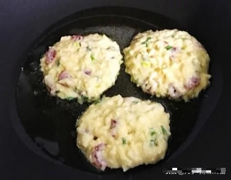 做法|香煎藕泥腊肠饼(教你这道口感鲜美、香味四溢的煎饼做法)