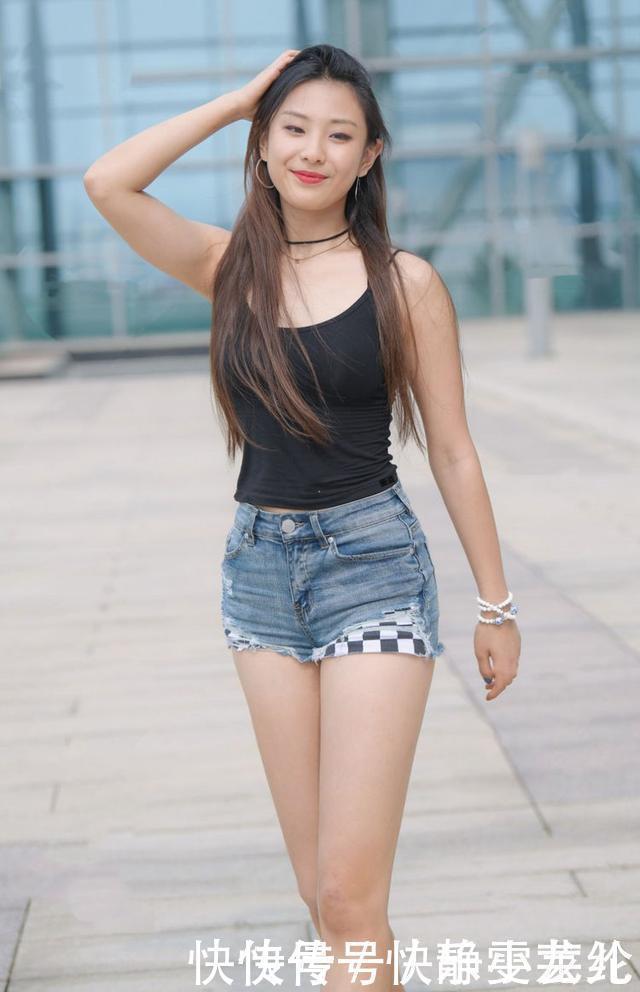 裤子上有棋盘，香肩也够迷人，走在路上不要太吸睛