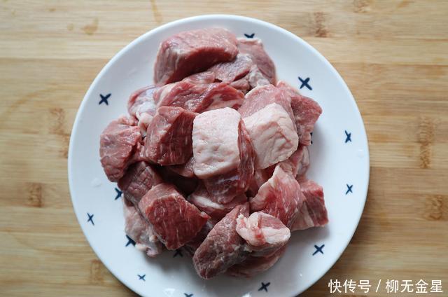 天冷就要吃点暖身菜,几种食材炖1锅,热乎乎的越吃越暖和