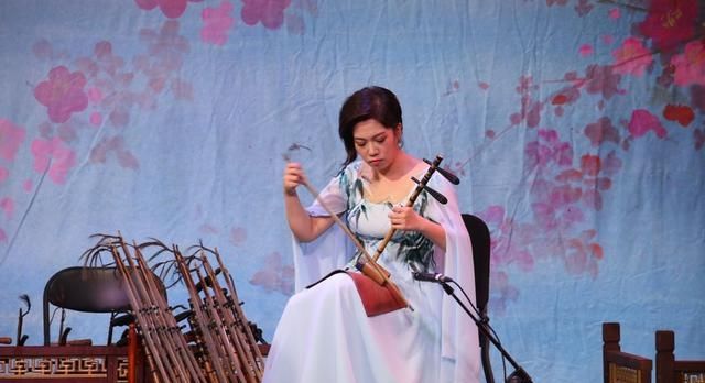 在京剧形成初期是没有女琴师的,自解放初期才渐渐开始有了女性京胡