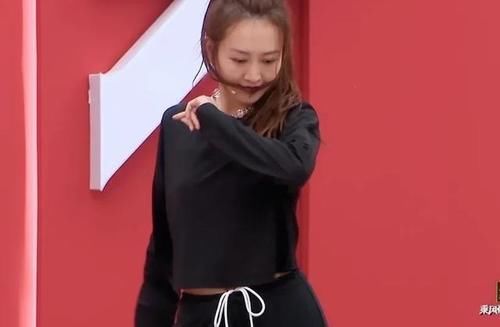 浪姐2总决赛小考，王鸥突然忘动作，她的表现却颇具大将风范！