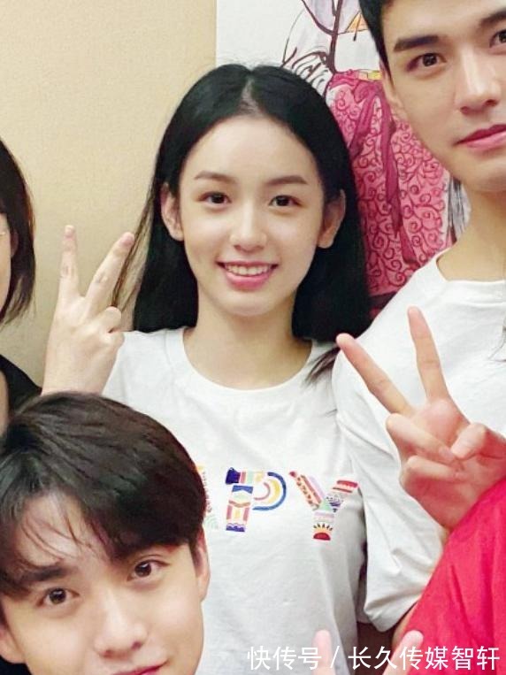 防晒衣|看综艺种草穿搭,周也时尚力太强,穿出少女感就看她!